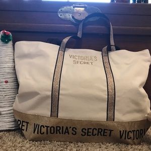 Victoria’s Secret zippered tote. NWT
